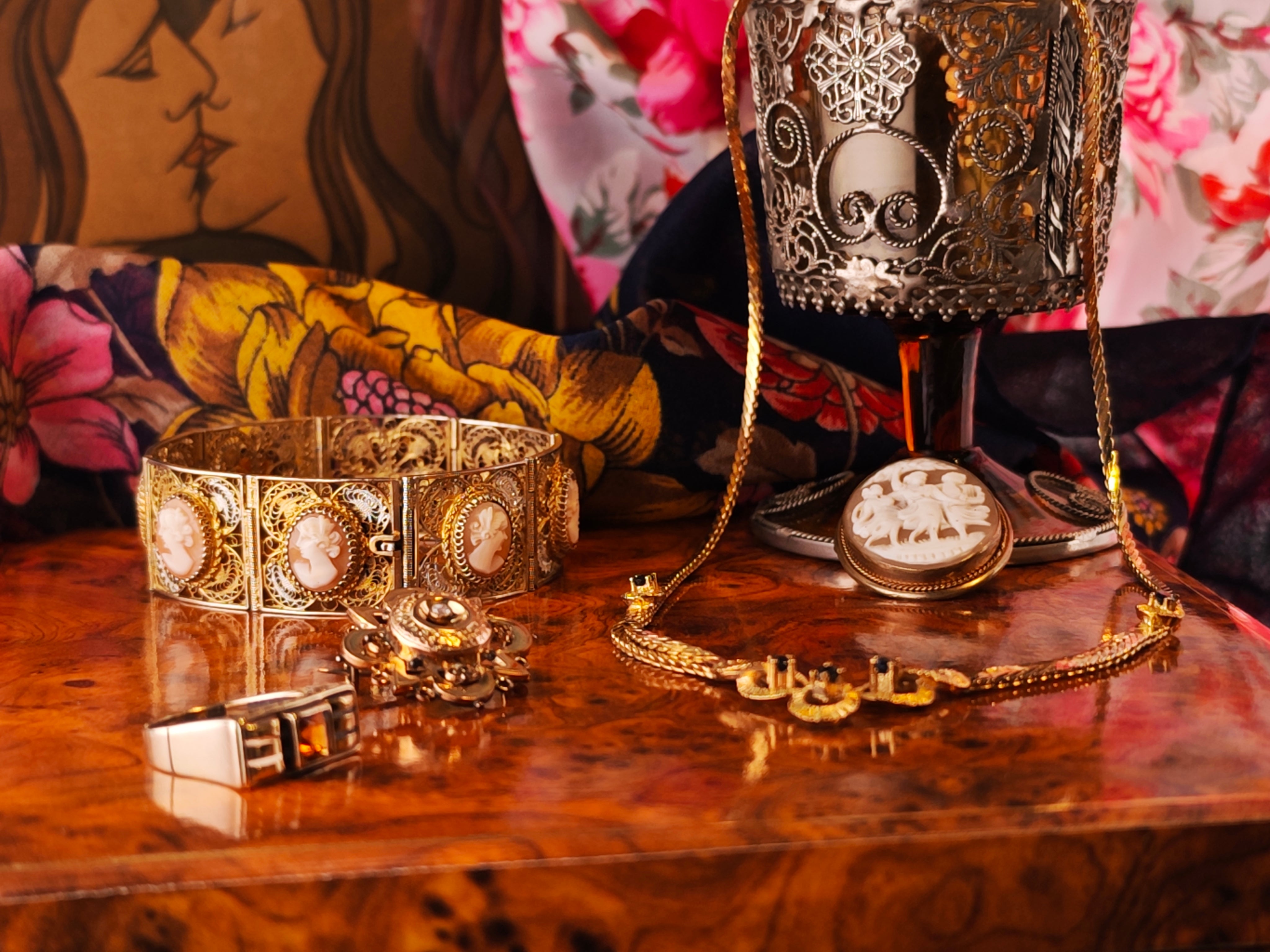 Ein Übersichtsbild mit mehreren Schmuckstücken, darunter ein Armband, zwei Broschen, ein Ring und eine Kette