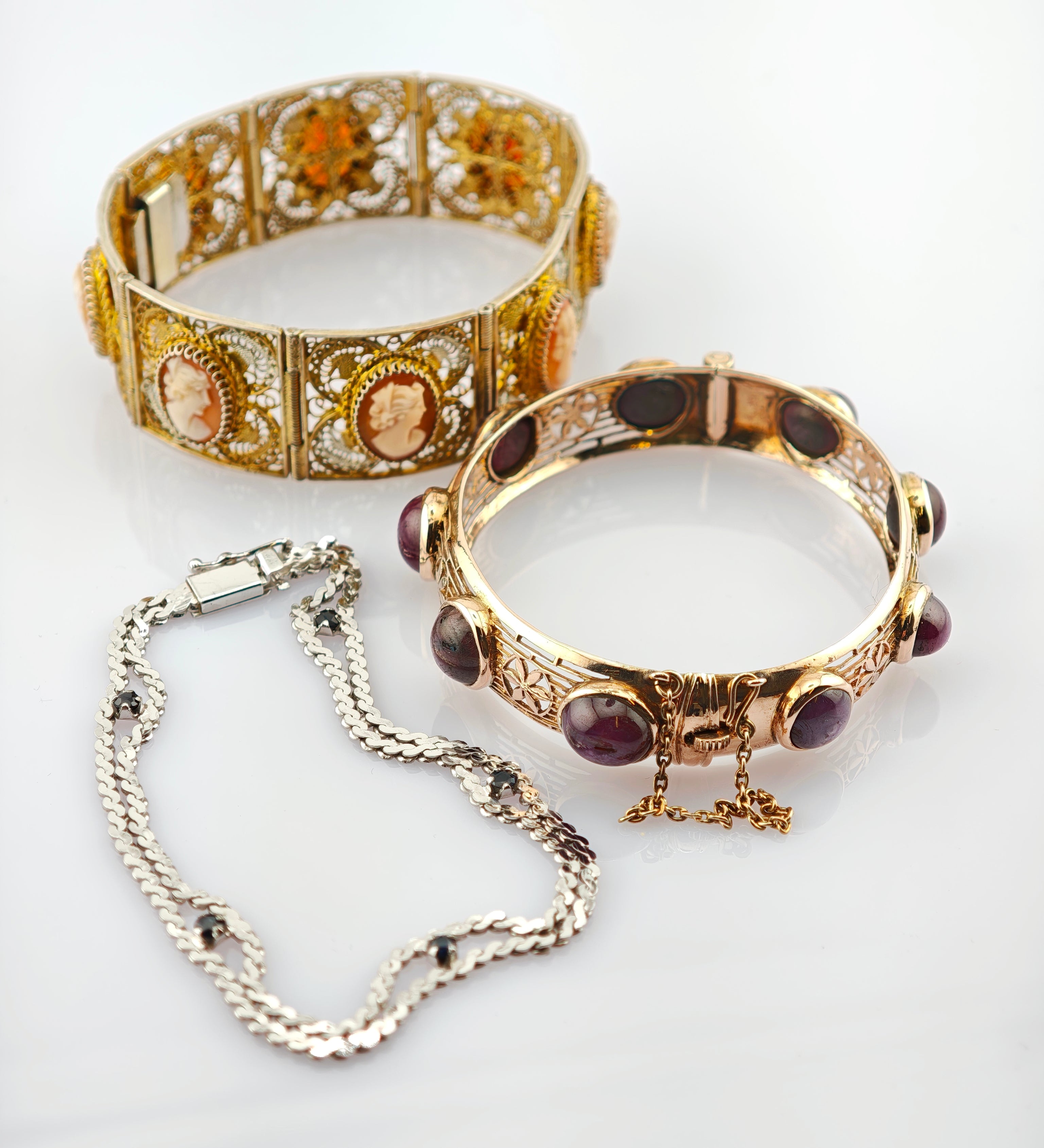 Ein Bild von drei Armbändern