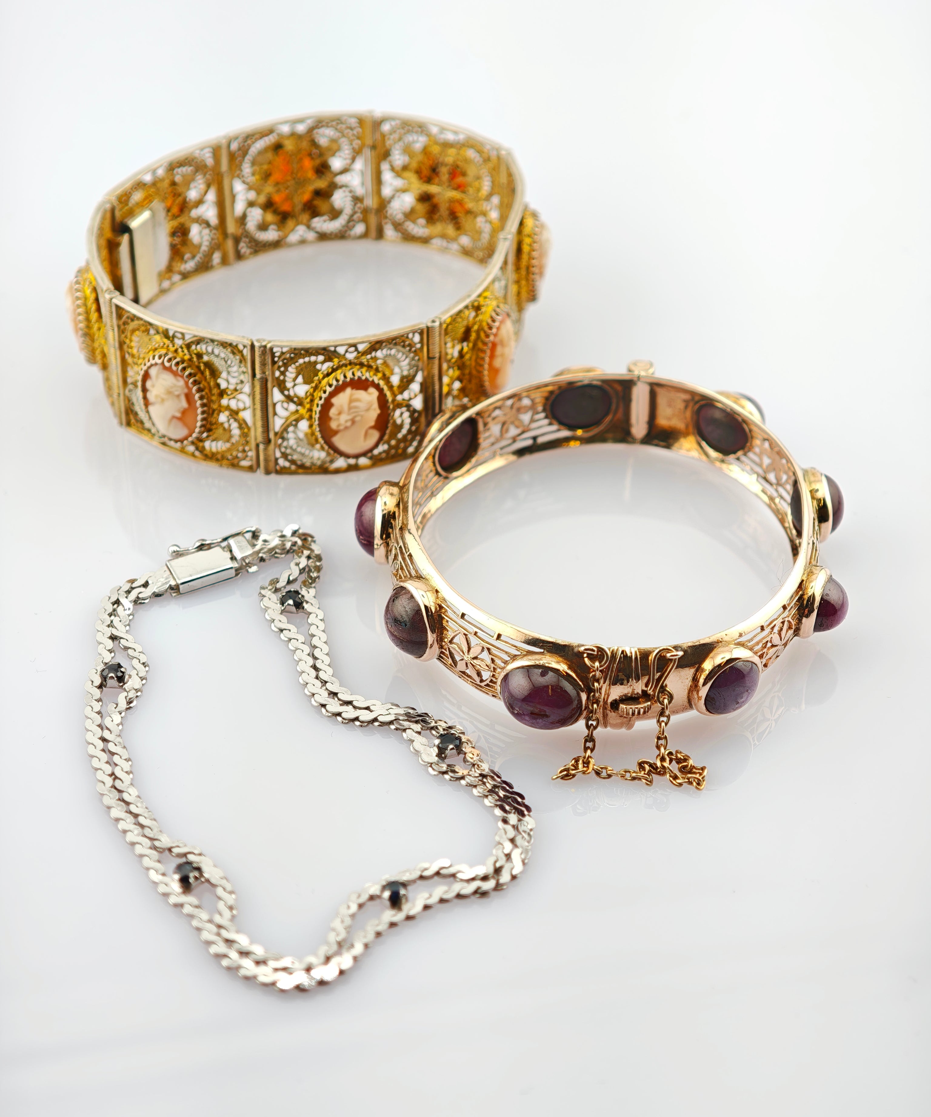 Ein Bild von drei Armbändern