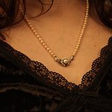 Elegante Perlenkette mit floraler Schließe aus Gold