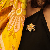 Zarte Edelweiß-Brosche aus Silber mit goldenen Akzenten