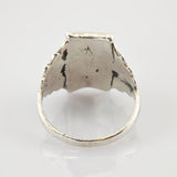 Abgenutzter Metallring mit glatter, abgerundeter Innenfläche und Kratzern.