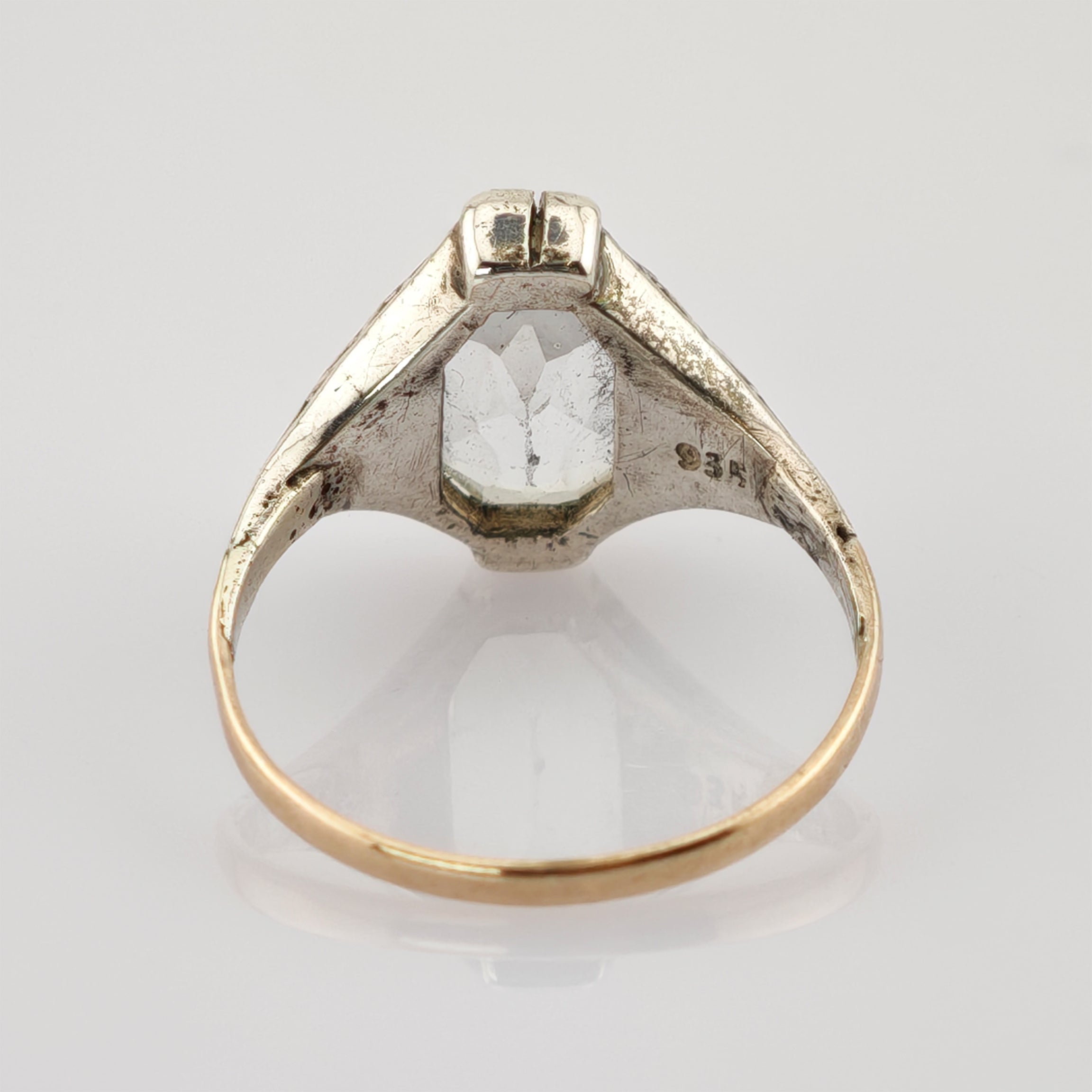 Antiker Ring mit breiter 935er Silberfassung und rechteckigem facettiertem Edelstein auf Goldring