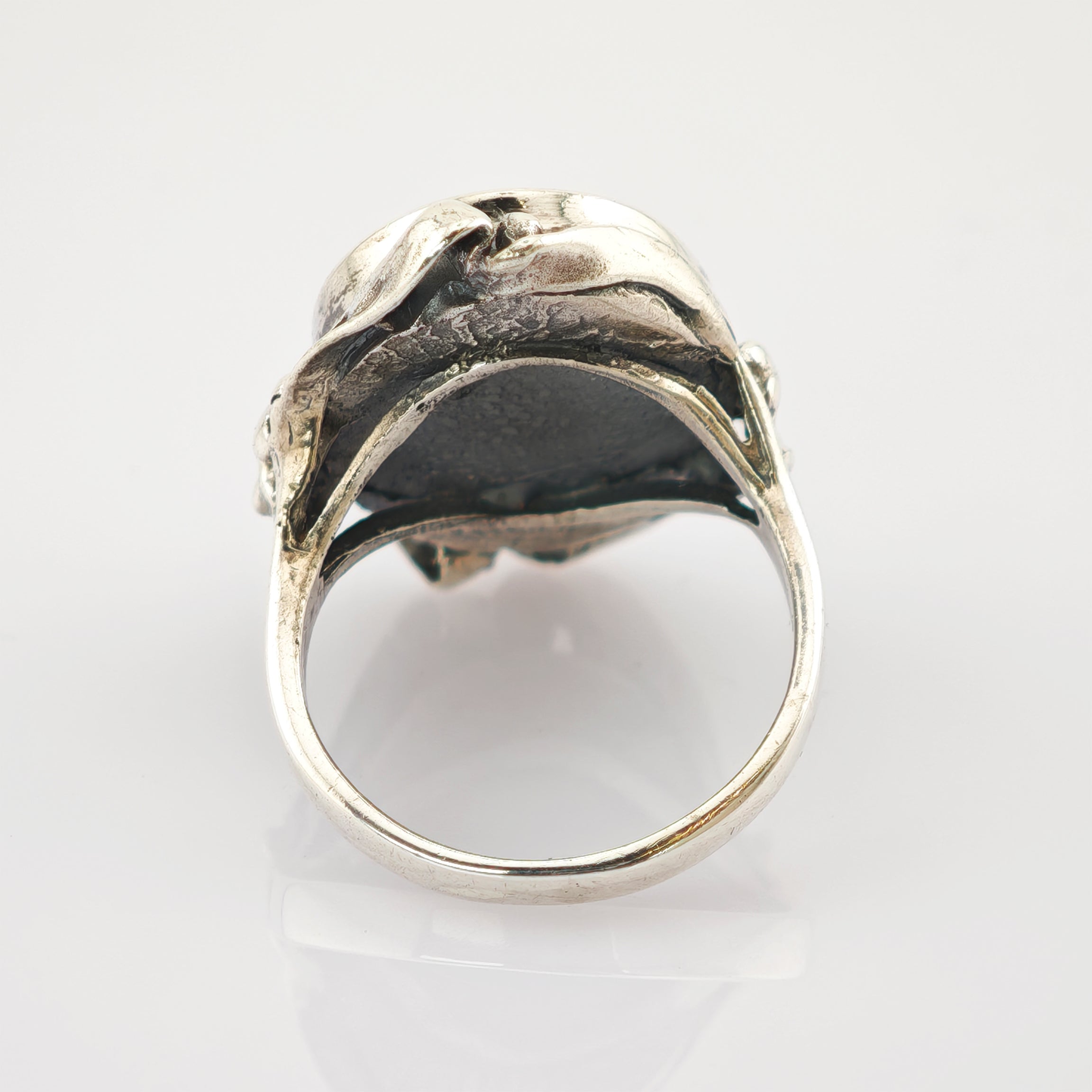 Antiker silberner Ring mit offener Biegung und skulpturaler Fassung