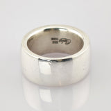 Breiter silberner Ring mit polierter Oberfläche und Gravuren 1066 und 925 aus Sterlingsilber