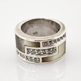 Breiter silberner Ring mit rechteckigen Perlmutt-Einlagen und Kristallen, 925er Silberstempel.