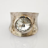 Breiter Silberring mit strukturierter Oberfläche und großem klarem facettiertem Edelstein.