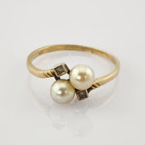 Moderner Goldring mit Perlen und Diamanten