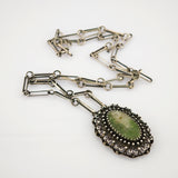 Silberne Designkette mit grünem Edelstein-Anhänger