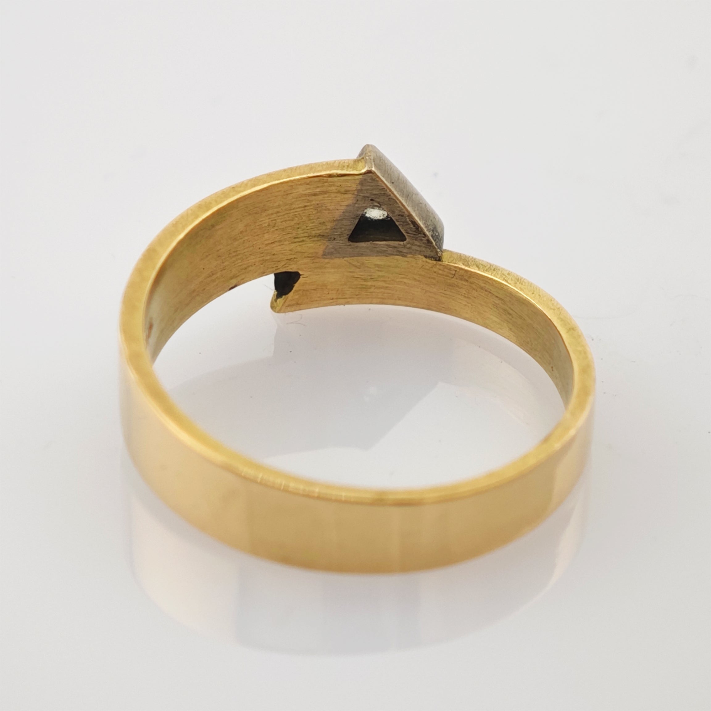 Dünner Vintage-Goldring mit dreieckigem gold- und dunkelgrauem Akzent und kleinem glänzendem Punkt.