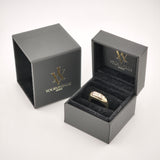 Elegante schwarze Schmuckschatulle mit goldenem Ring und Diamanten auf schwarzem Samtkissen, YOURVINTAGE-Logo
