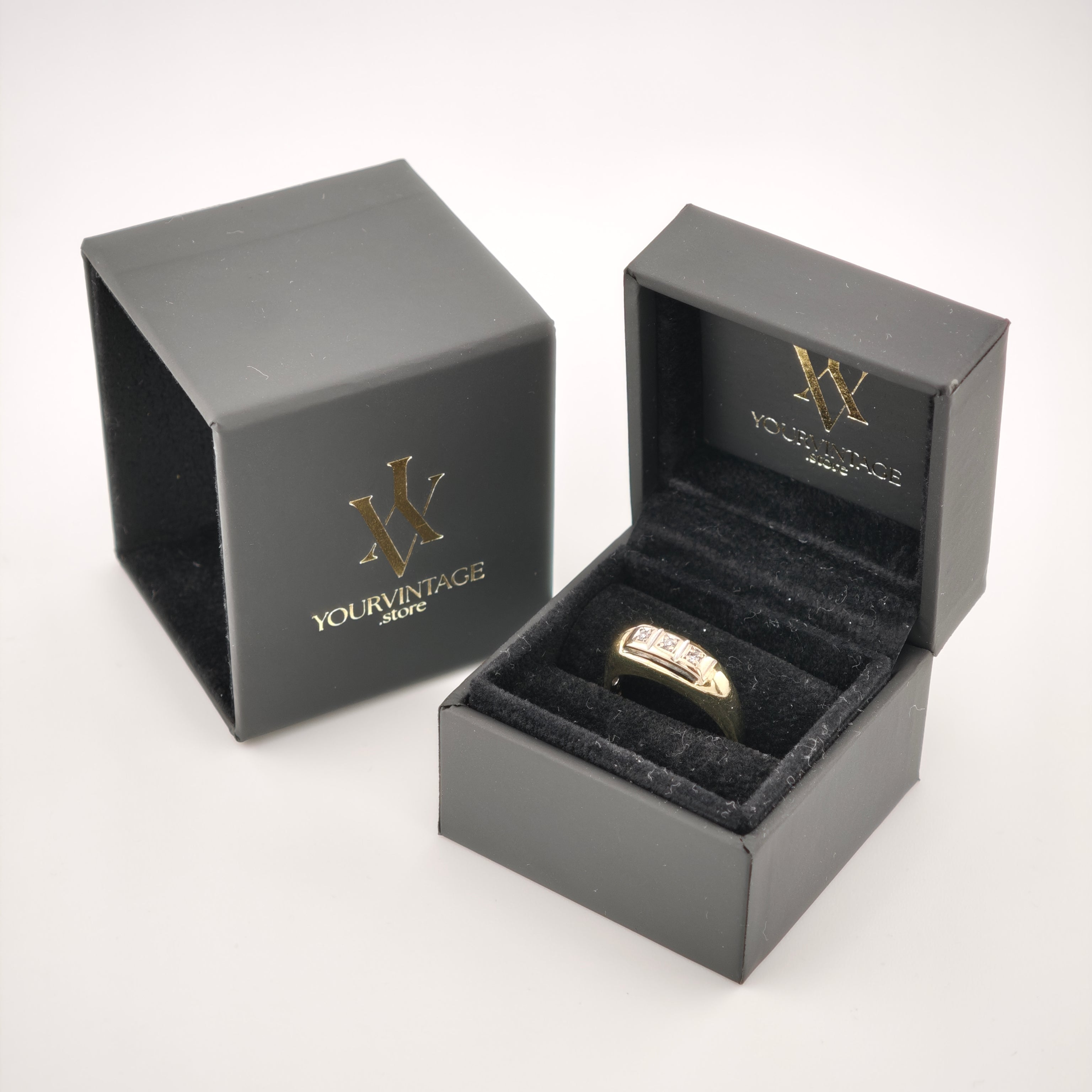 Elegante schwarze Schmuckschatulle mit goldenem Ring und Diamanten auf schwarzem Samtkissen, YOURVINTAGE-Logo