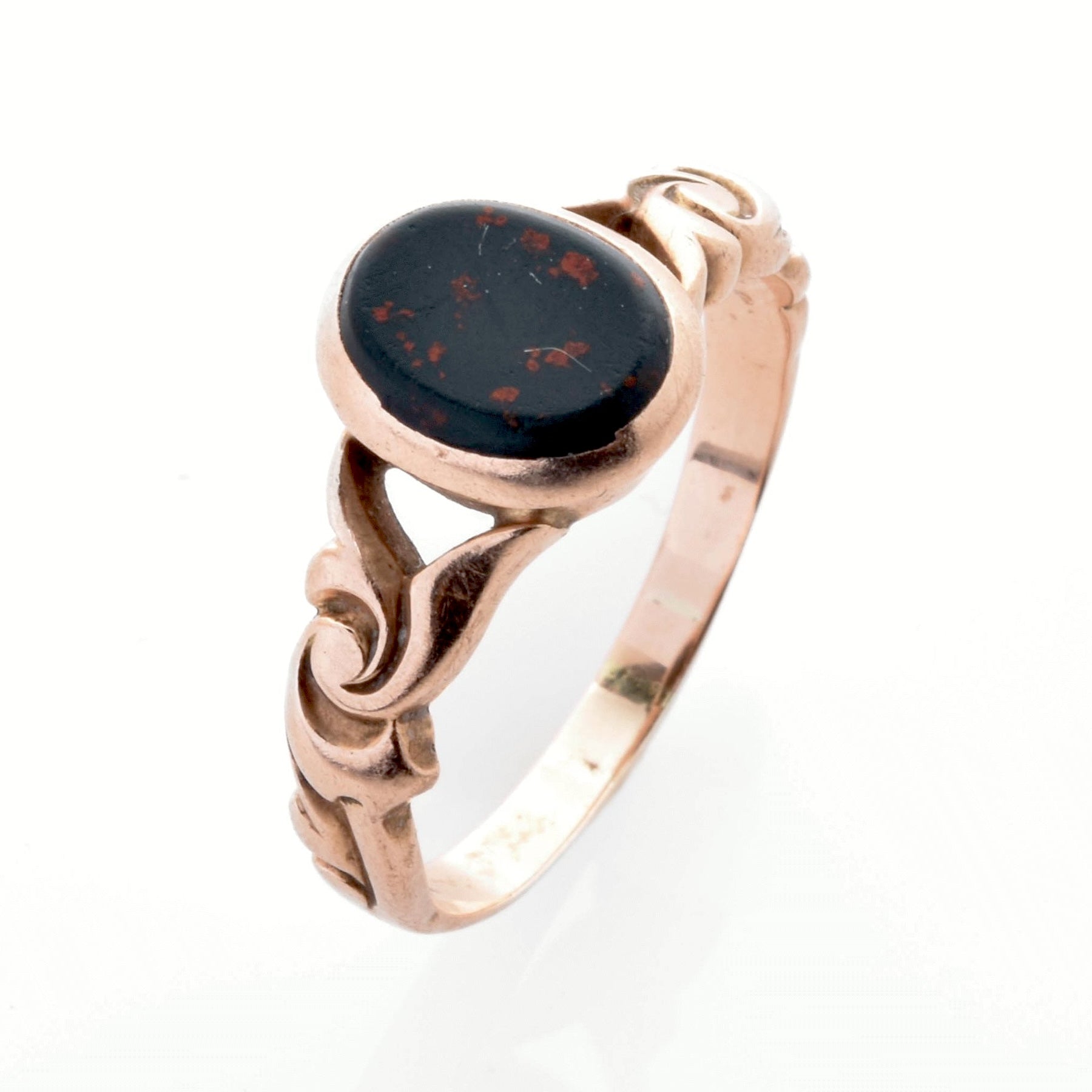 Eleganter goldener Ring mit geschwungenem Design und ovalem schwarzen Stein mit rötlich-braunen Flecken