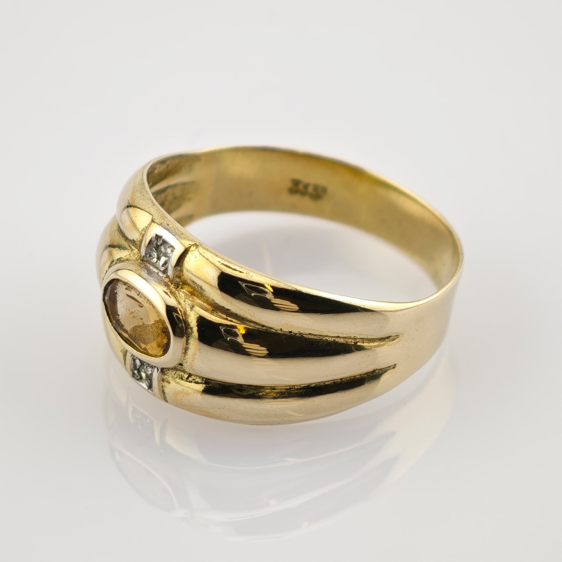 Eleganter goldener Ring mit ovalem bernsteinfarbenem Stein und Diamanten, 375 Goldstempel.