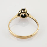 Eleganter Goldring mit dunklem Stein in Krallenfassung und polierter Oberfläche