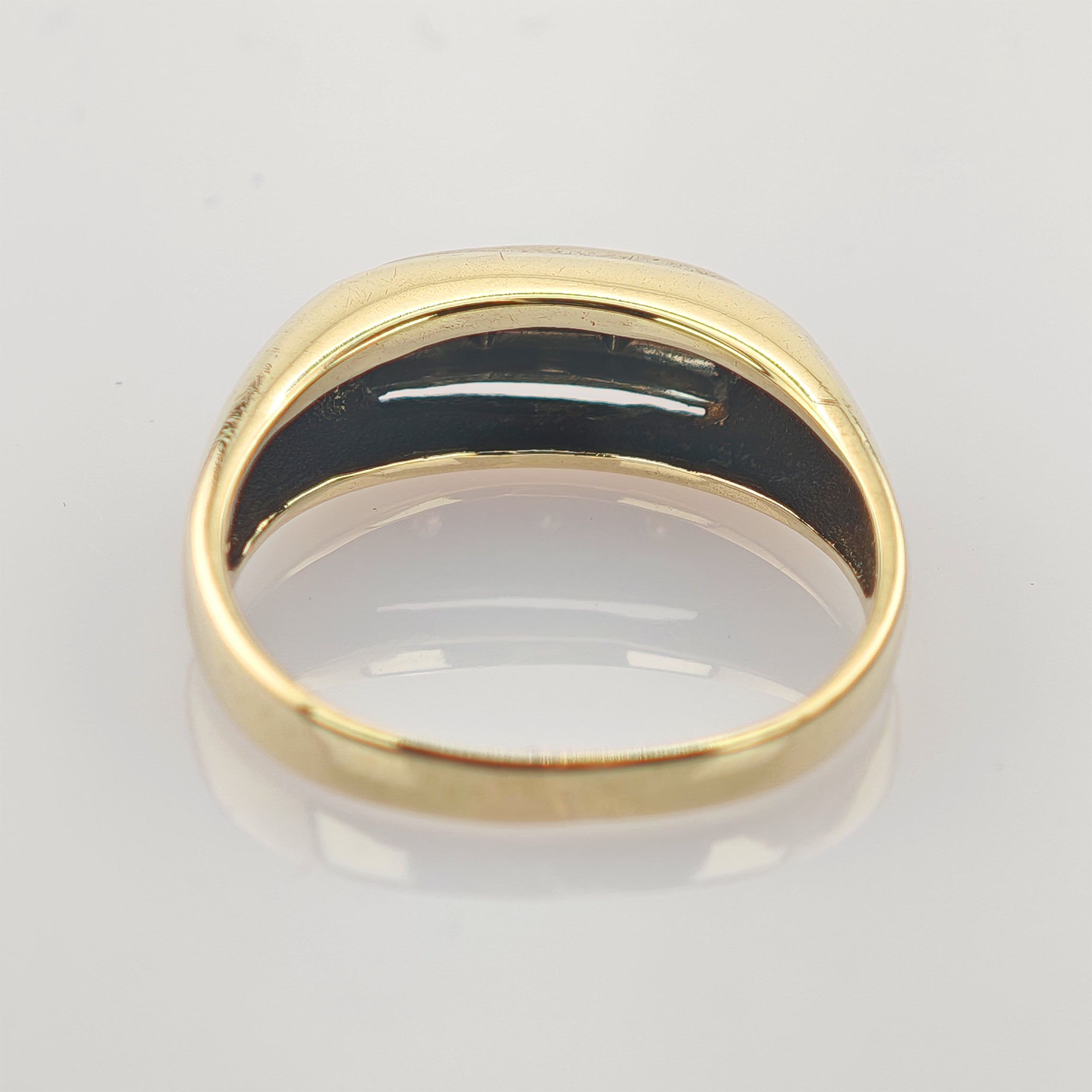 Eleganter Goldring mit schwarzem Emaille-Inlay und den Punzen 18K 750 1286 auf der Innenseite.