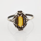 Eleganter Silberring mit Vintage-Verzierung und sechseckigem gelbem Edelstein