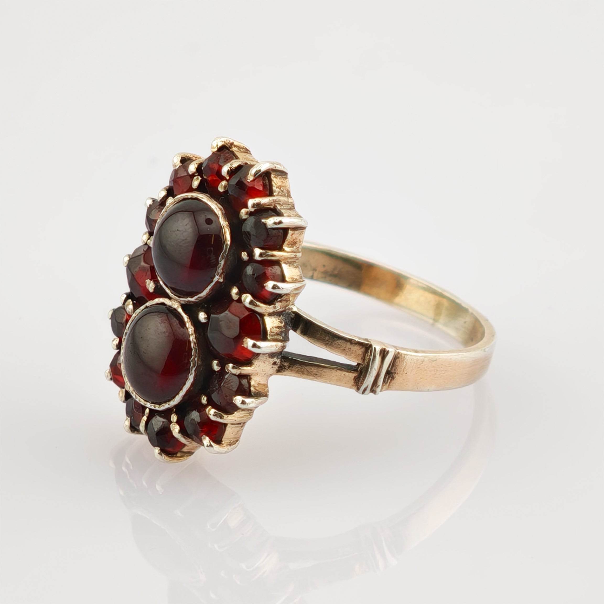 Eleganter Vintage-Goldring mit zwei großen ovalen tiefroten Cabochon-Edelsteinen und kleineren facettierten roten Steinen