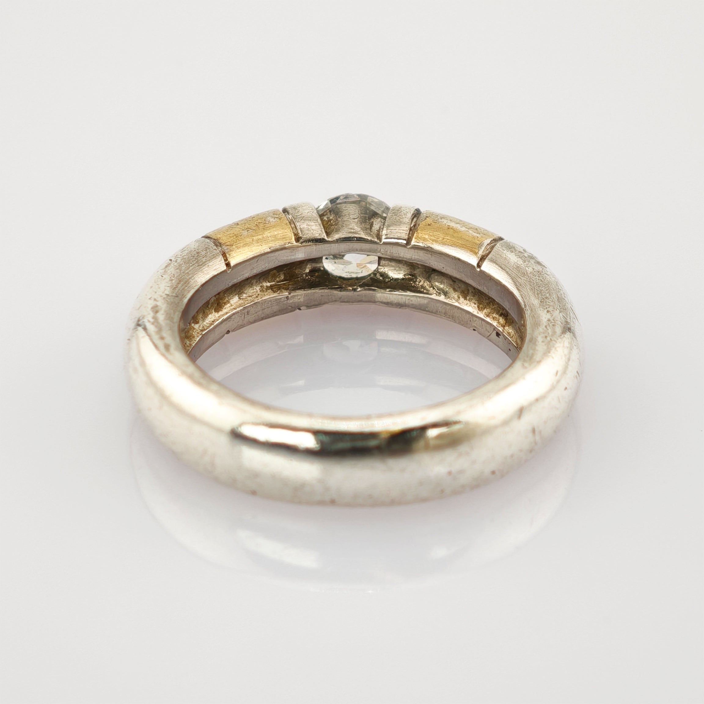 Eleganter Vintage-Ring mit Diamantimitat und goldplattiertem, poliertem Silber.