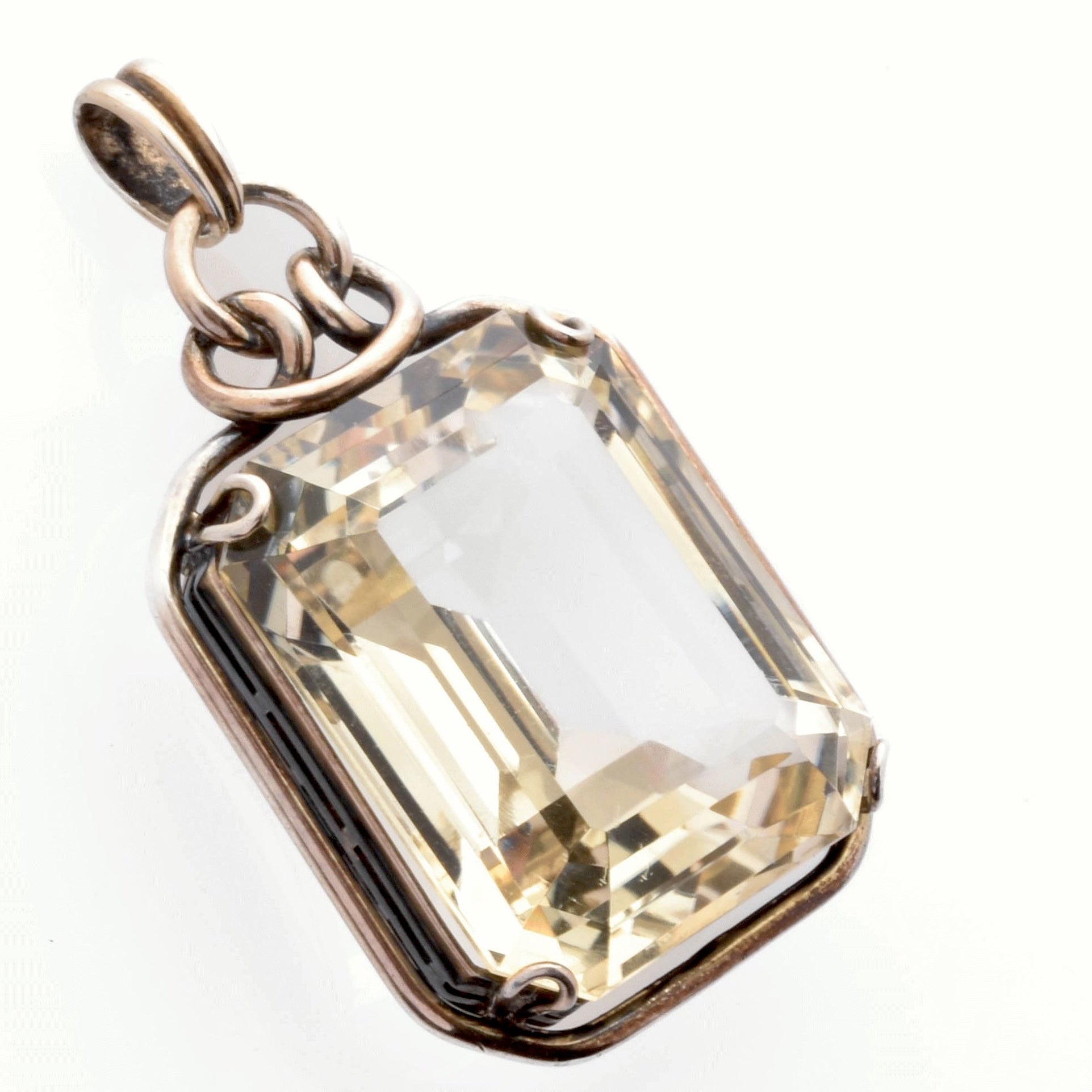 Elegantes, rechteckiges Vintage-Schmuckstück mit facettiertem Prisma-Stein und gedrehtem Metallrahmen.