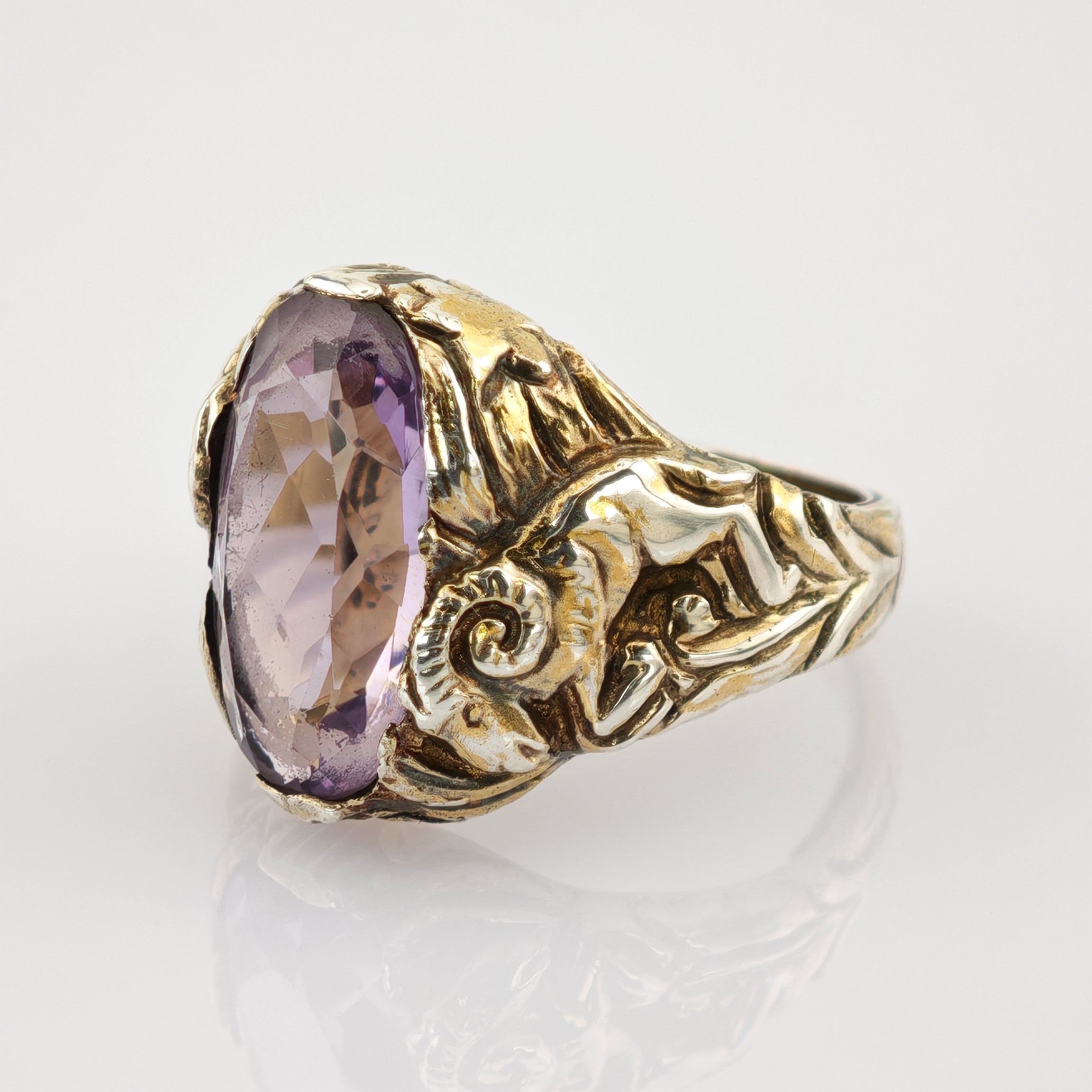 Feiner Vintage-Goldring mit großem facettiertem ovalen Amethyst und dekorativen Schnitzereien am Band.
