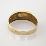 Glatter, polierter Goldring mit 14K-Gravur auf weißem Hintergrund.