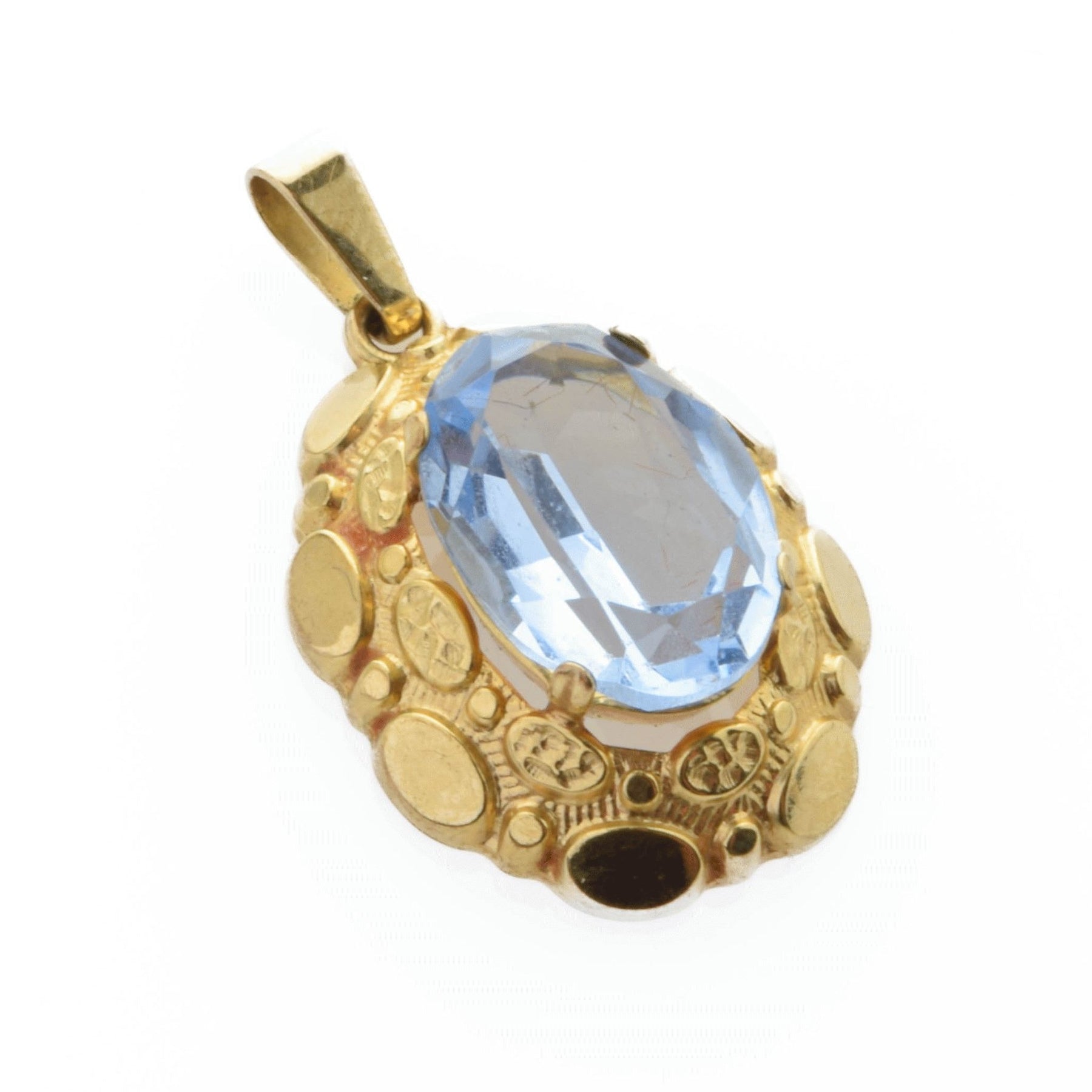 Goldanhänger mit ovalem blauem Edelstein und filigranen Verzierungen