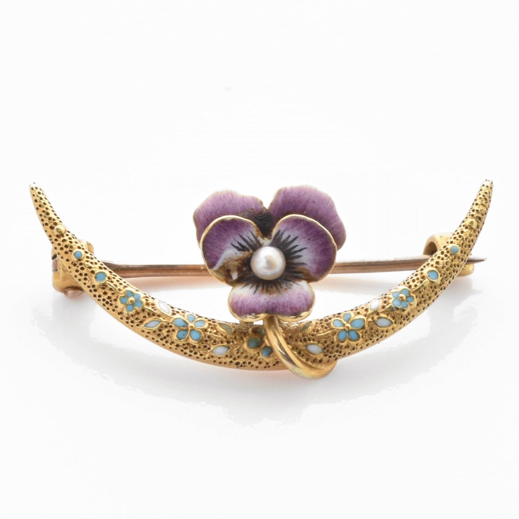 Goldene halbmondförmige Brosche mit blauen und weißen Emailleblumen, lila Emailleblume und weißer Perle.