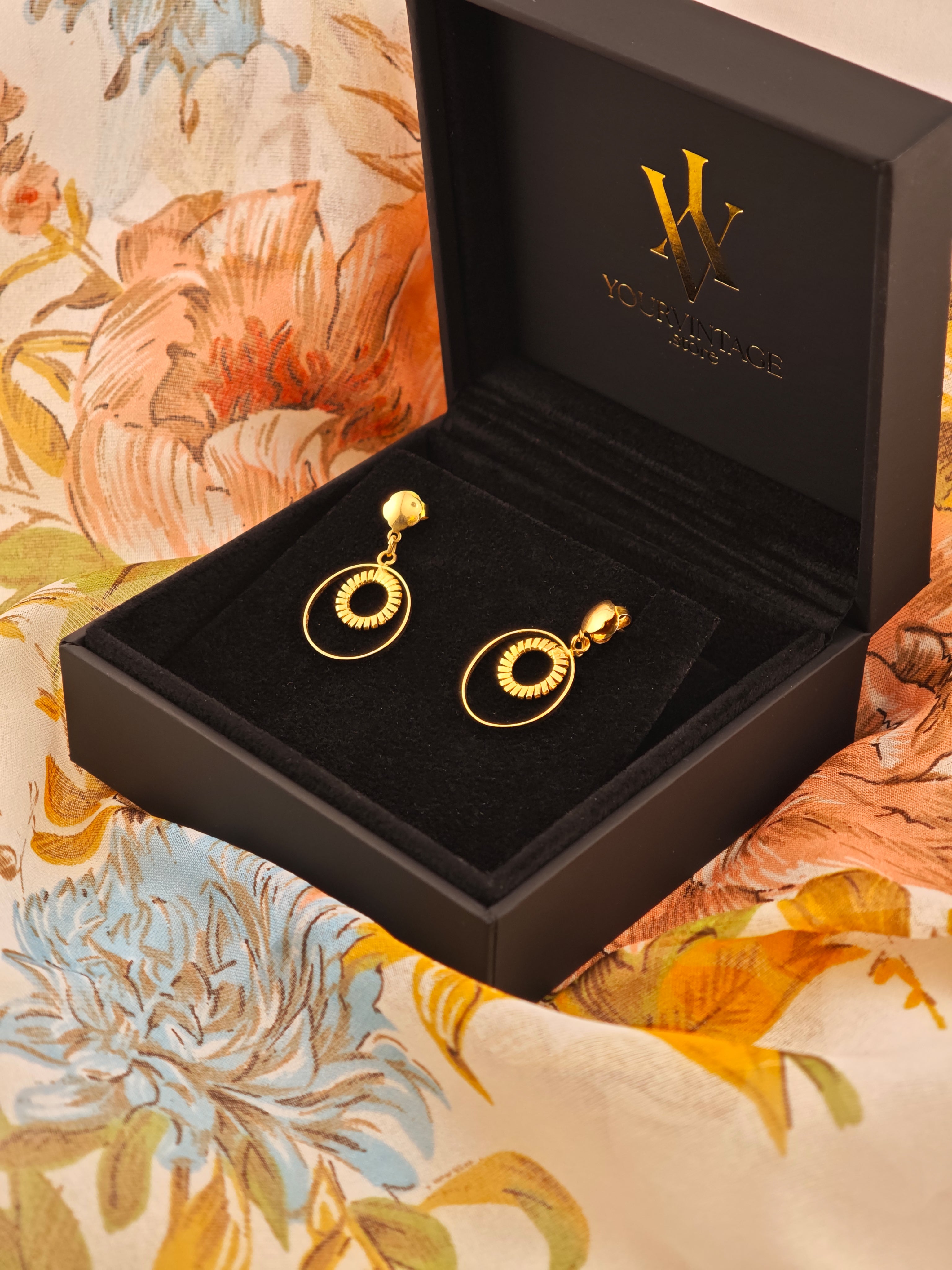 Goldene Ohrringe im Sonnenstrahl-Design in schwarzer Samtbox mit YOURVINTAGE-Logo