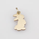 Kleiner goldener Anhänger in Form eines stilisierten Hasen mit Öse für Kette oder Armband.