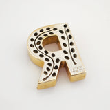 Goldener Buchstabenanhänger R mit Punkt- und Linienmuster, Gravur ACACIA und 18K 750.