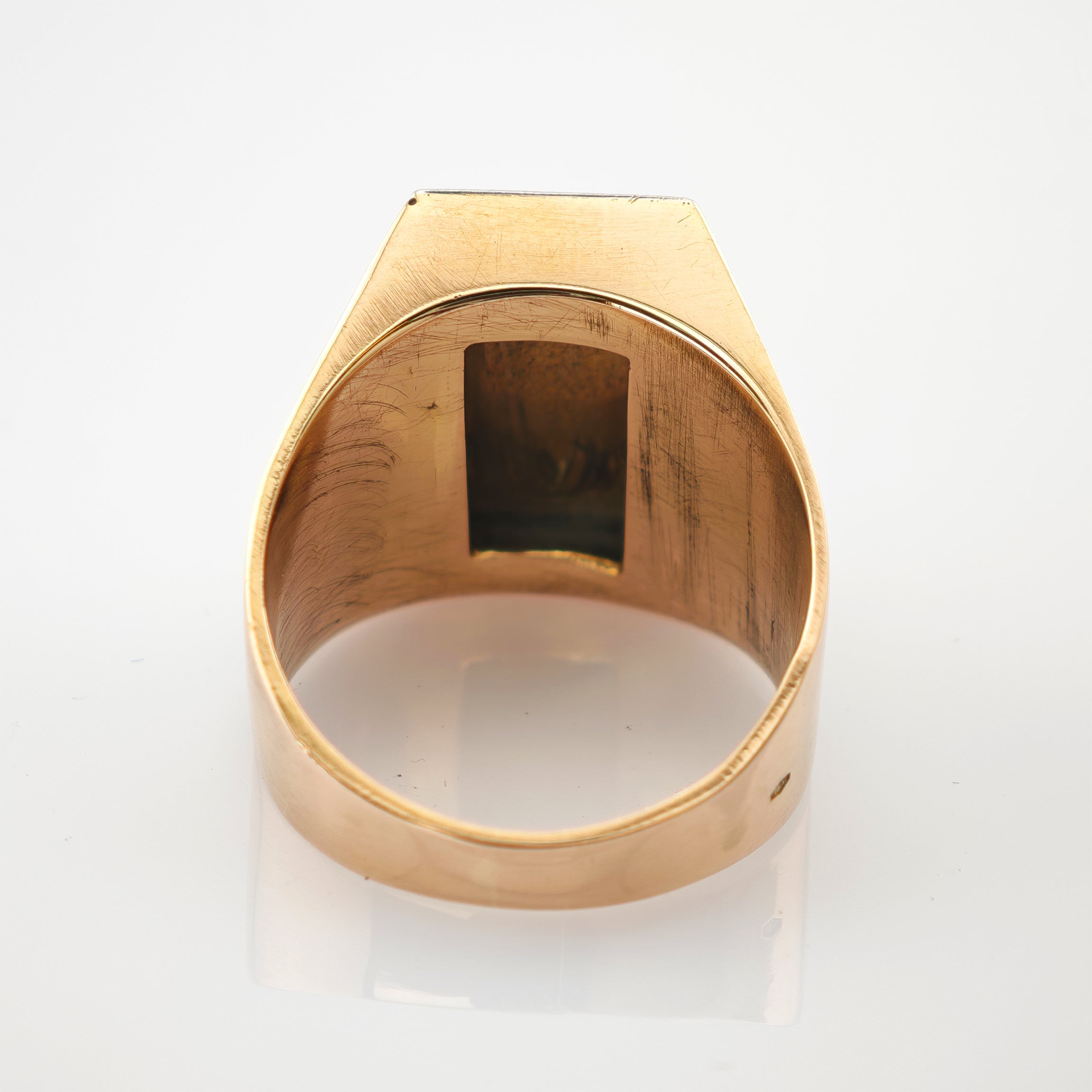 Goldener Herrenring mit flachem Top und rechteckiger Aussparung auf weißem Hintergrund.