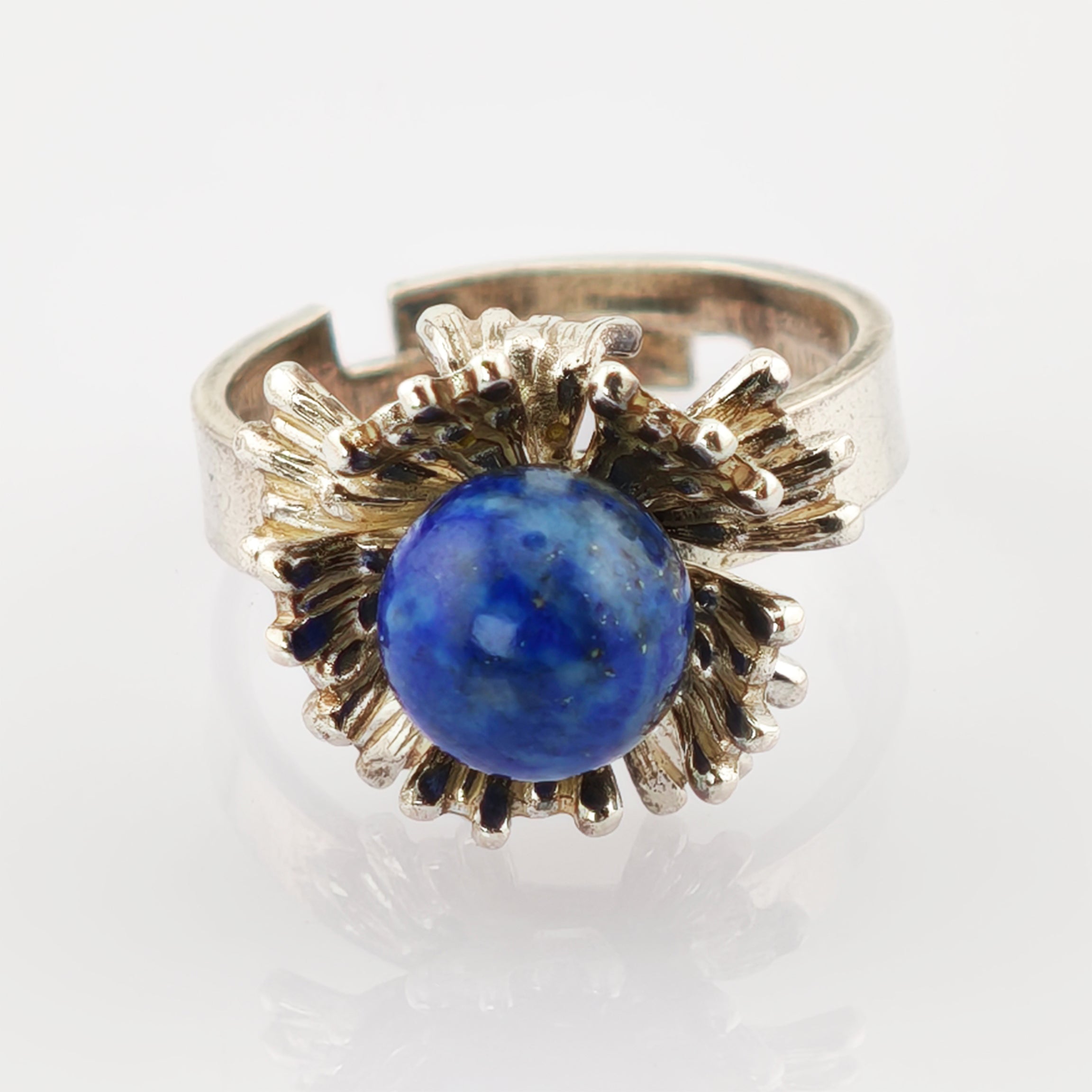 Goldener Ring mit rundem blauem Stein und blütenförmiger Fassung, Vintage-Schmuck.
