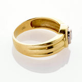 Goldener Ring mit einem Edelstein in einer Fassung, silberfarbene Umrandung und eingravierter 750-Punze.