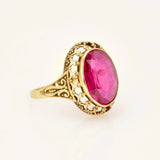 Fein gearbeiteter goldener Ring mit ovalem, facettiertem rosa Edelstein