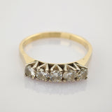 Goldener Ring mit fünf rund geschliffenen Diamanten in einer Reihe