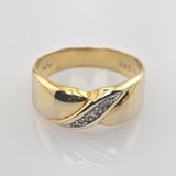Goldener Ring mit gedrehtem Design und kleinen Diamanten in Weißgoldfassung, eingraviert 585.