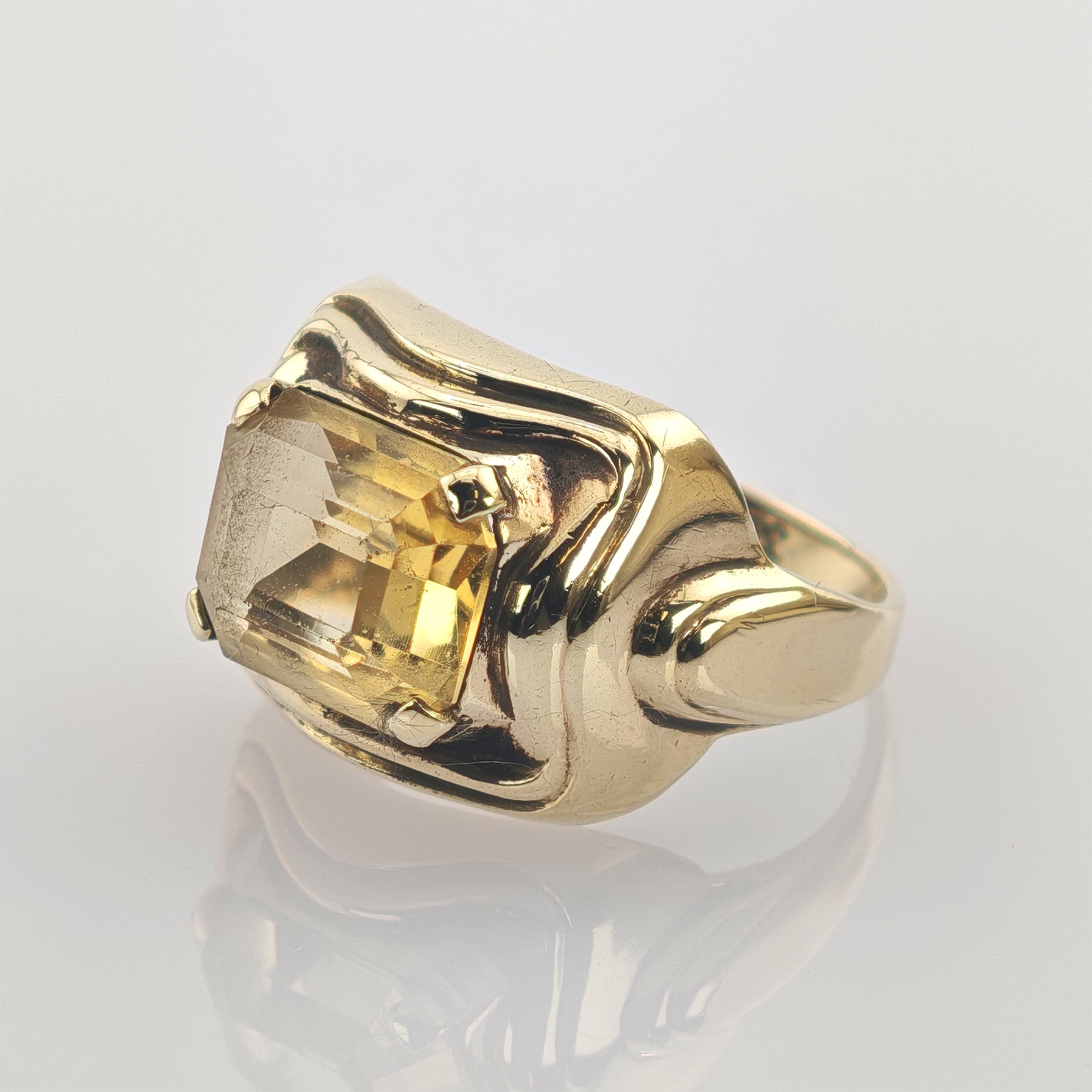 Eleganter goldener Ring mit rechteckigem gelbem Edelstein in poliertem Design