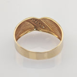 Goldener Ring mit glatter Außenseite und verzierter Innenseite mit feinen Gravuren und kleinen Steinen.