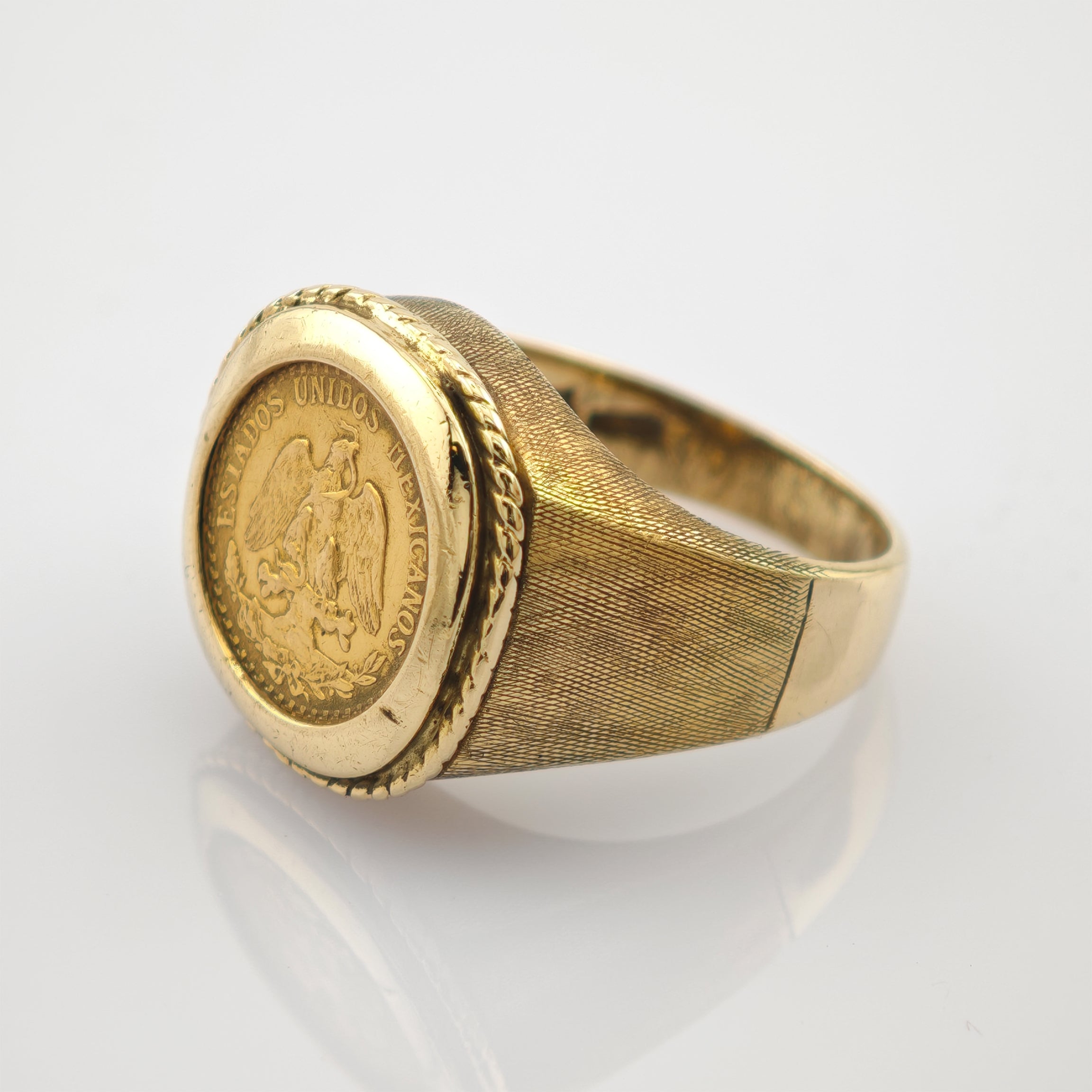 Goldener Ring mit mexikanischem Nationalemblem und Umschrift 'ESTADOS UNIDOS MEXICANOS'