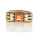 Goldener Ring mit quadratischem orangefarbenem Edelstein und dreifachem Goldbalken