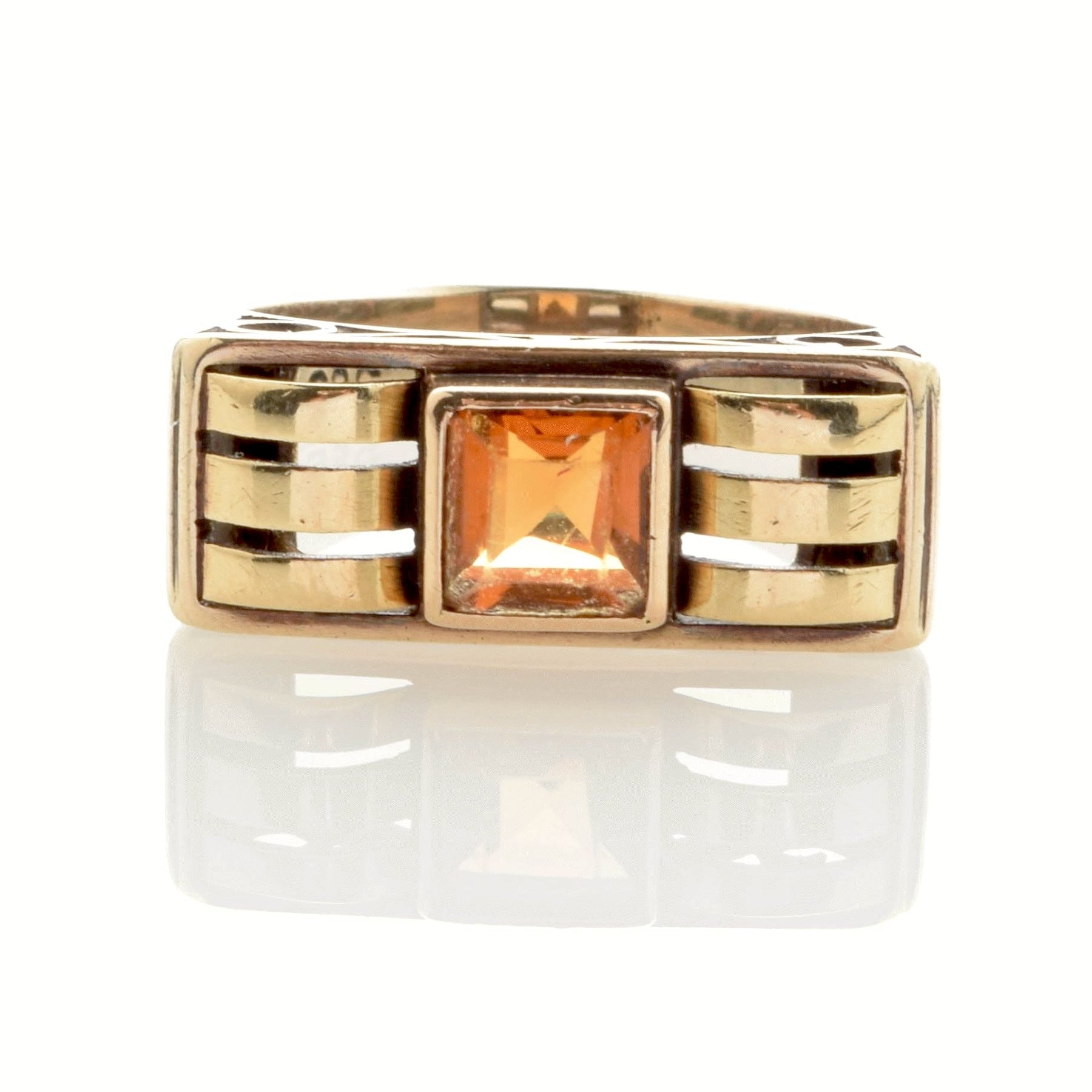 Goldener Ring mit quadratischem orangefarbenem Edelstein und dreifachem Goldbalken