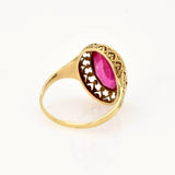 Fein gearbeiteter goldener Ring mit ovalem, facettiertem rosa Edelstein