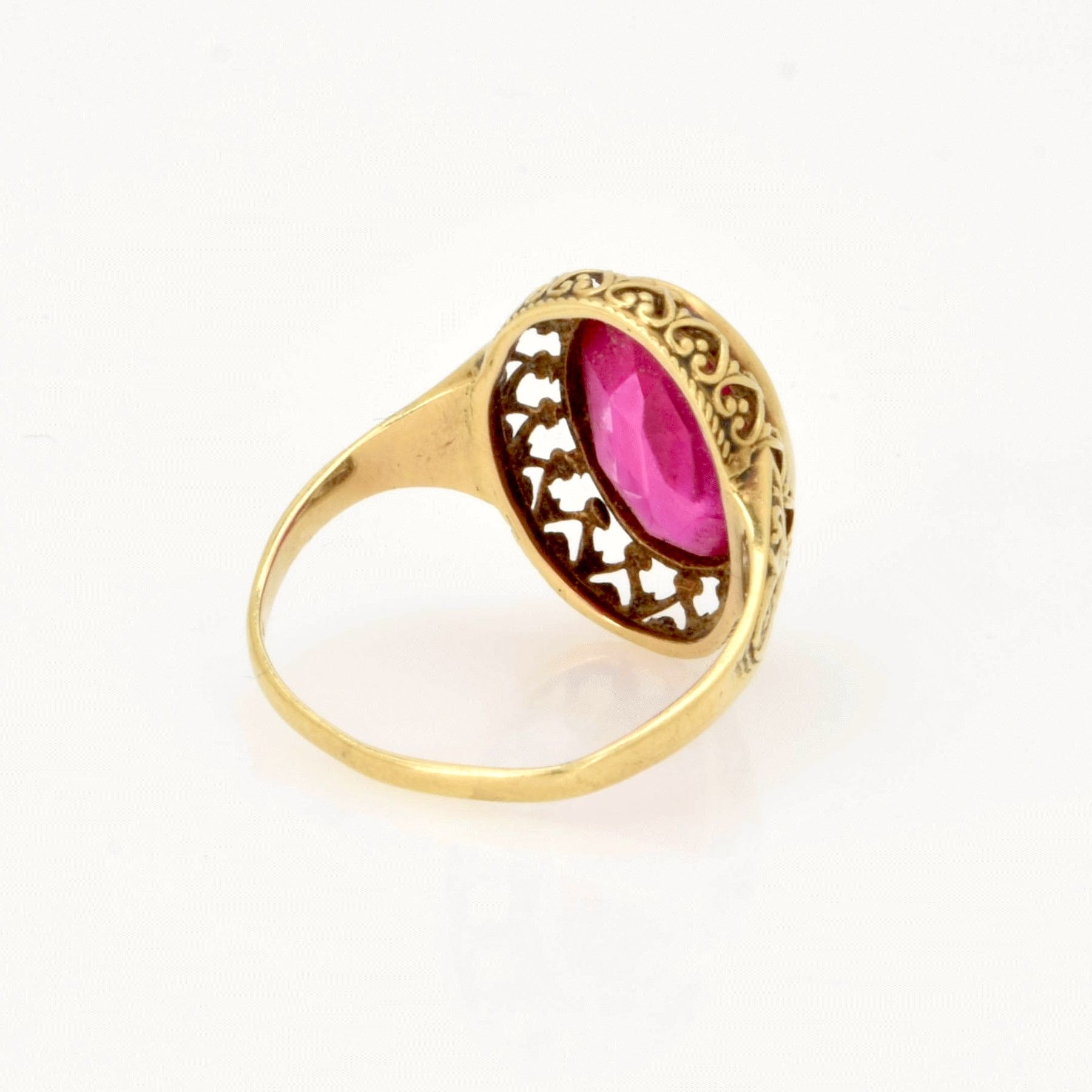 Fein gearbeiteter goldener Ring mit ovalem, facettiertem rosa Edelstein