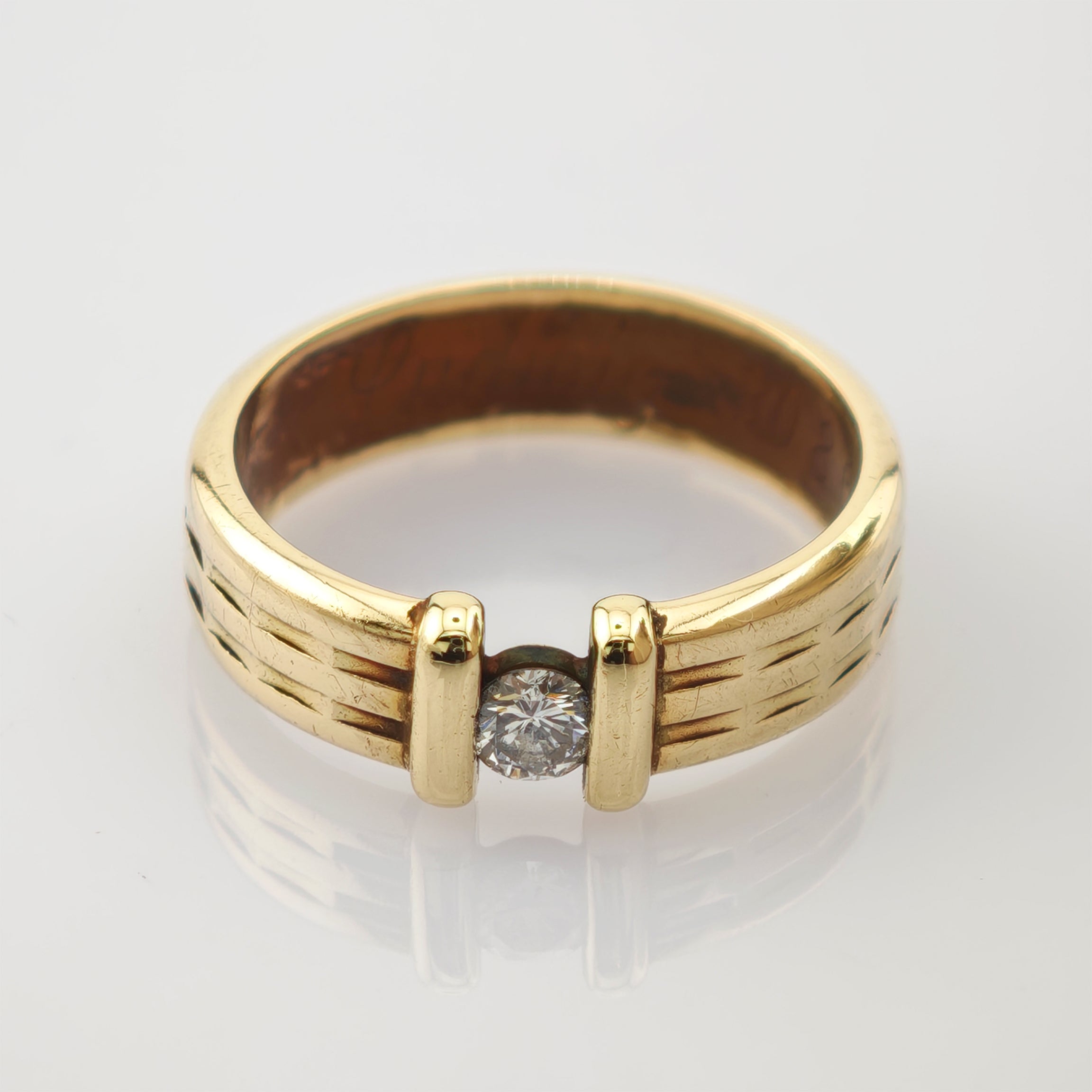 Goldener Ring mit rundem Diamant und geripptem Band im Vintage-Design