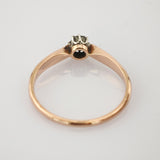 Seitliche Ansicht eines goldenen Rings mit glatter Oberfläche und kleiner Fassung ohne Edelstein.