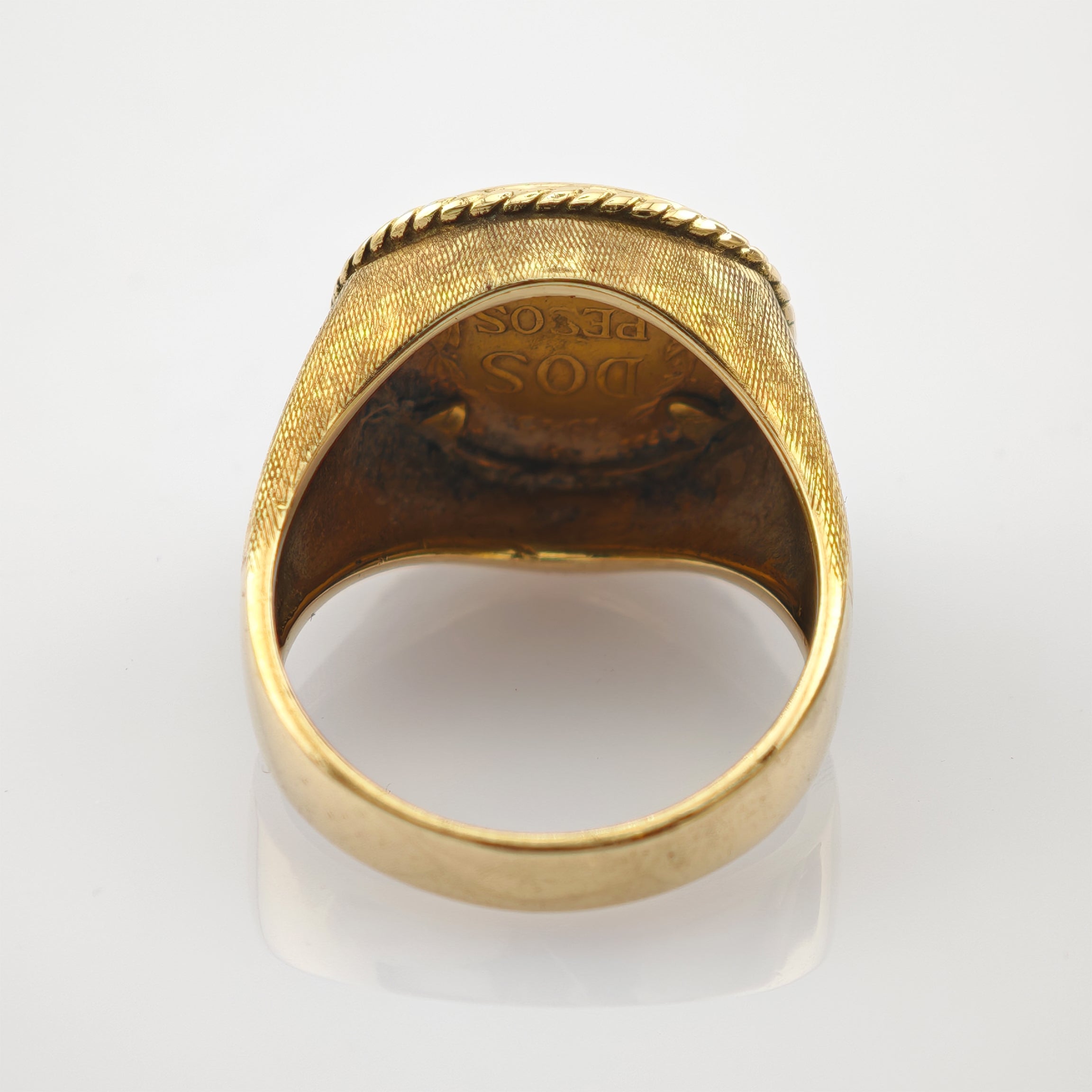 Goldener Ring mit feiner Struktur und Gravur 'dos pesos' am inneren Band.