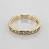 Goldener Ring mit zehn kleinen runden Diamanten auf polierter 14k-Oberfläche mit subtiler Spiegelung.
