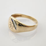 Goldener Siegelring mit Gravur 75 und drei vertikalen Emailstreifen in Blau, Silber und Blau, leicht abgenutzte Oberfläche