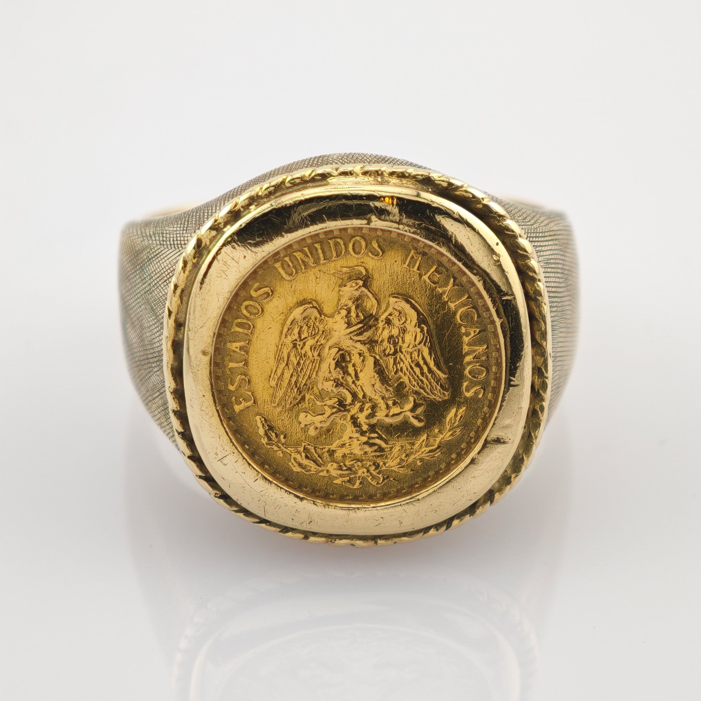 Goldener Siegelring mit mexikanischem Wappen, Adler auf Kaktus mit Schlange